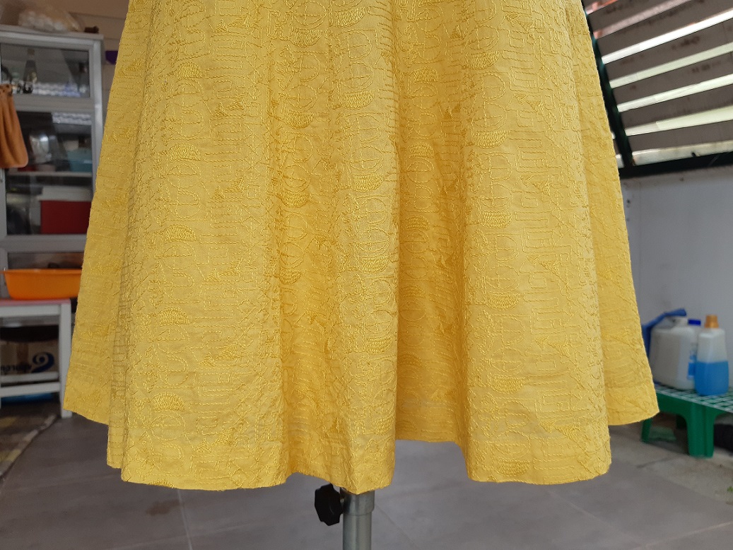 กระโปรงทรงบานสีเหลือง