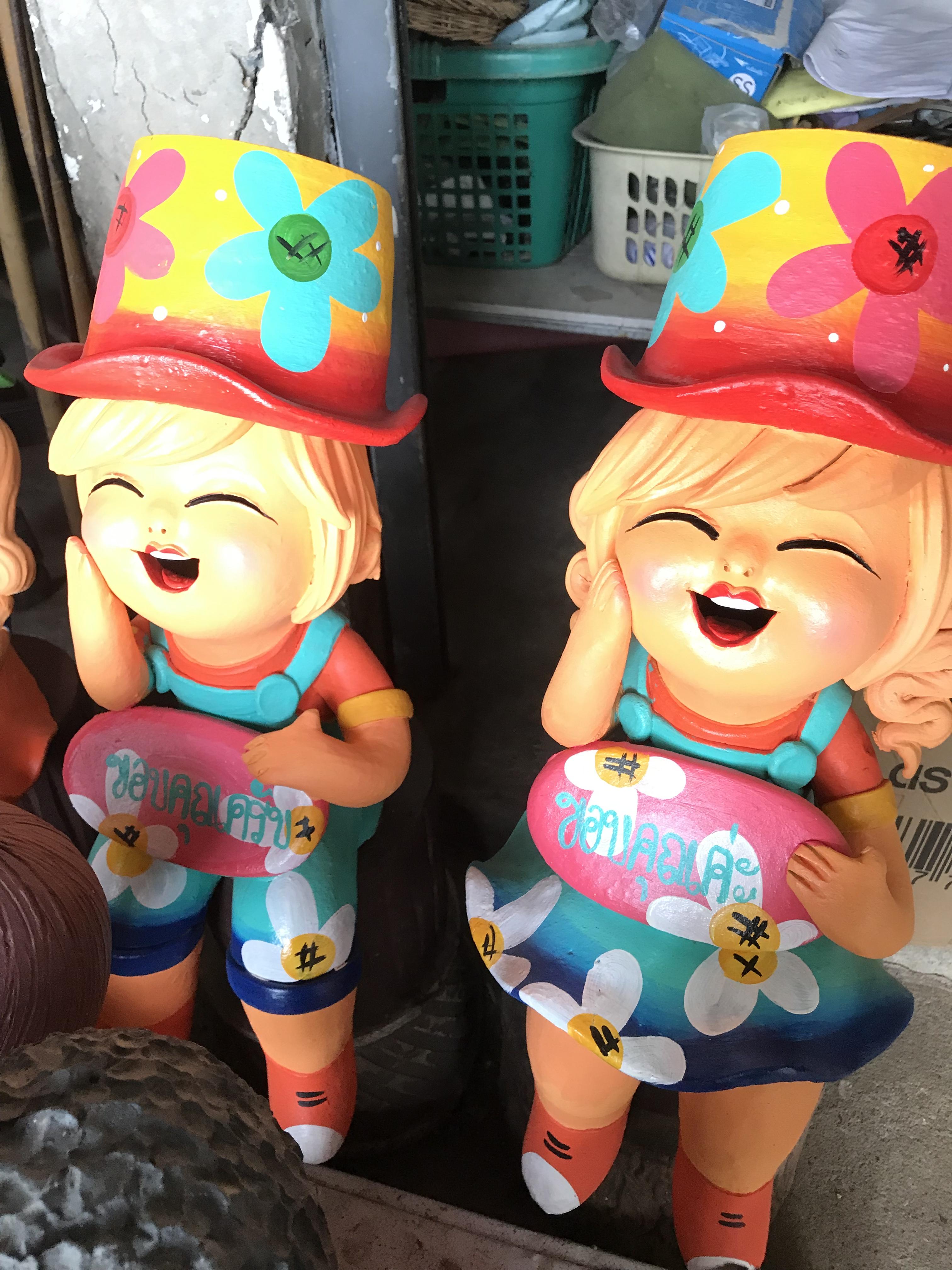 ตุ๊กตาเด็กนั่งคู่ตอไม้เดี่ยว