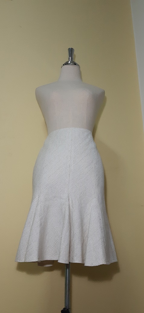 กระโปรงผ้าทวีตทรงหางปลาสีครีม