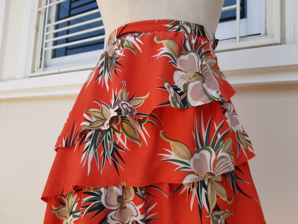 🔥 SALE 50% 🔥 กระโปรงชายเฉียงลายดอกสีส้ม แบรนด์ Michel Klein