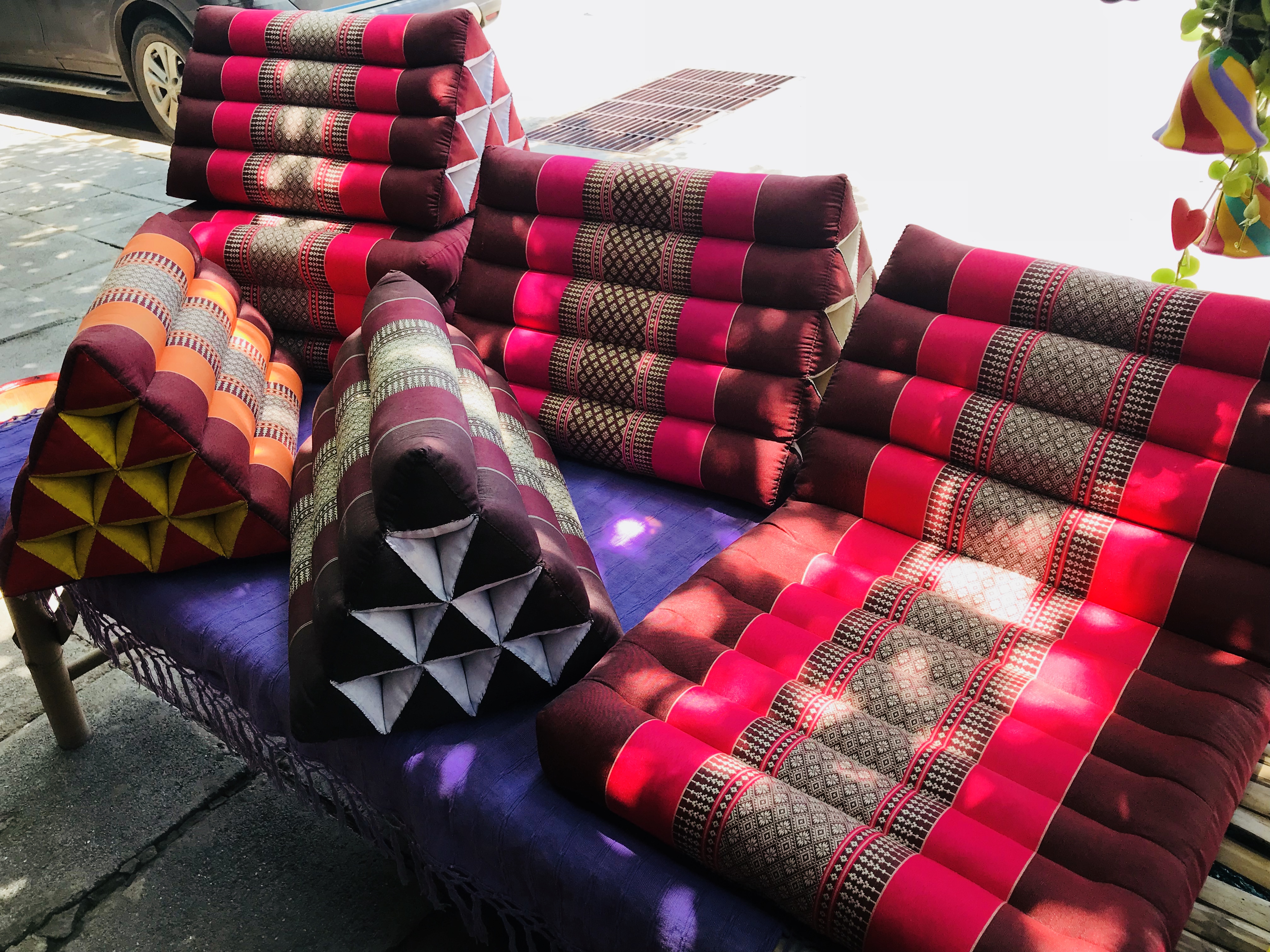 หมอนอิงสามเหลี่ยม