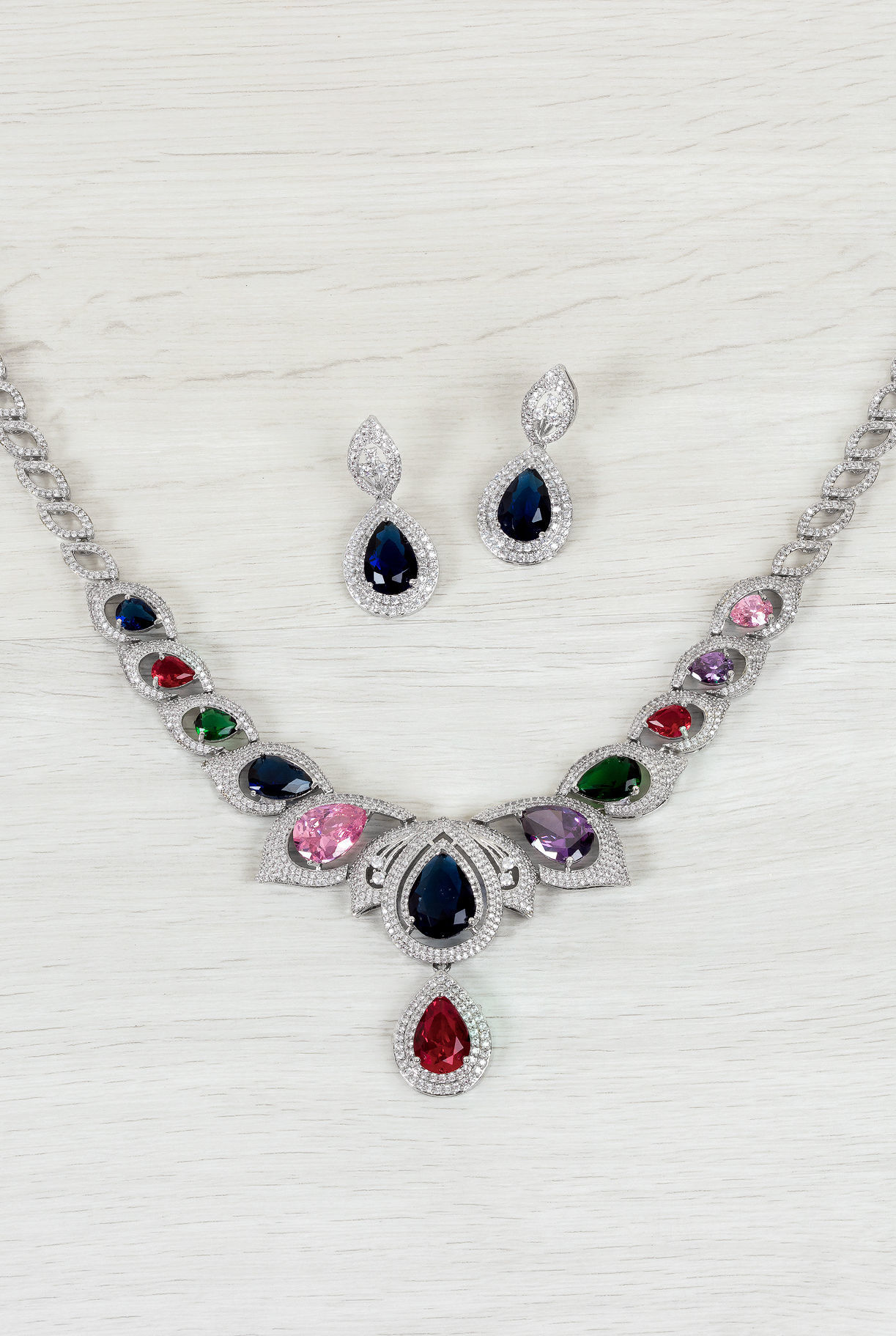 MULTI - COLORED SAPPHIRE DIAMOND 18K GOLD สร้อยคอ ต่างหู แซฟไฟร์หลากสี ล้อมเพชร ทอง 18K Pre-Order