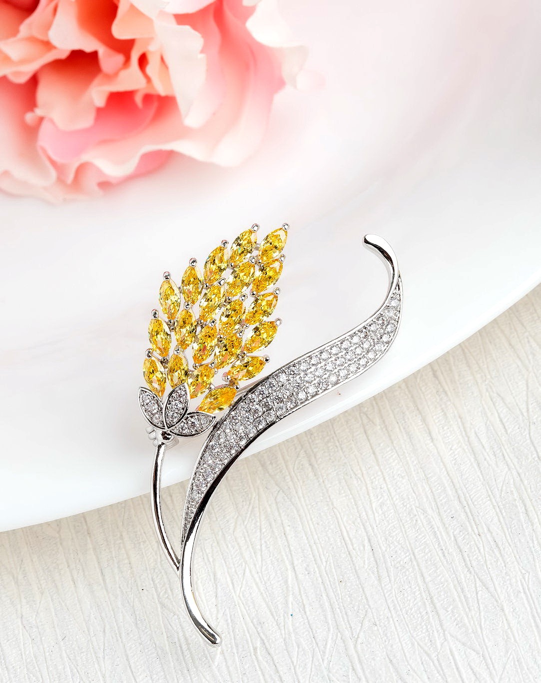 YELLOW SAPPHIRE DIAMOND BROOCH 18K WHITE GOLD เข็มกลัด บุษราคัม เพชร ทอง 18K Pre-order