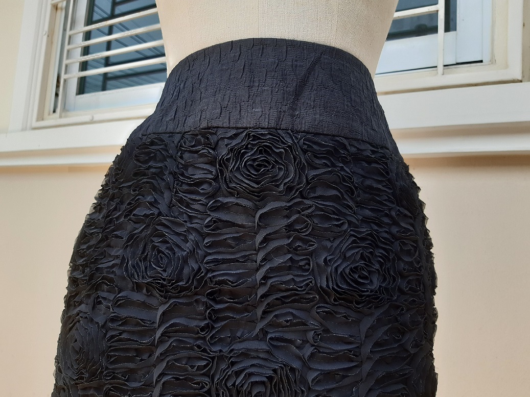 กระโปรงสั้นสีดำผ้าลายกุหลาบ (Mini skirt)