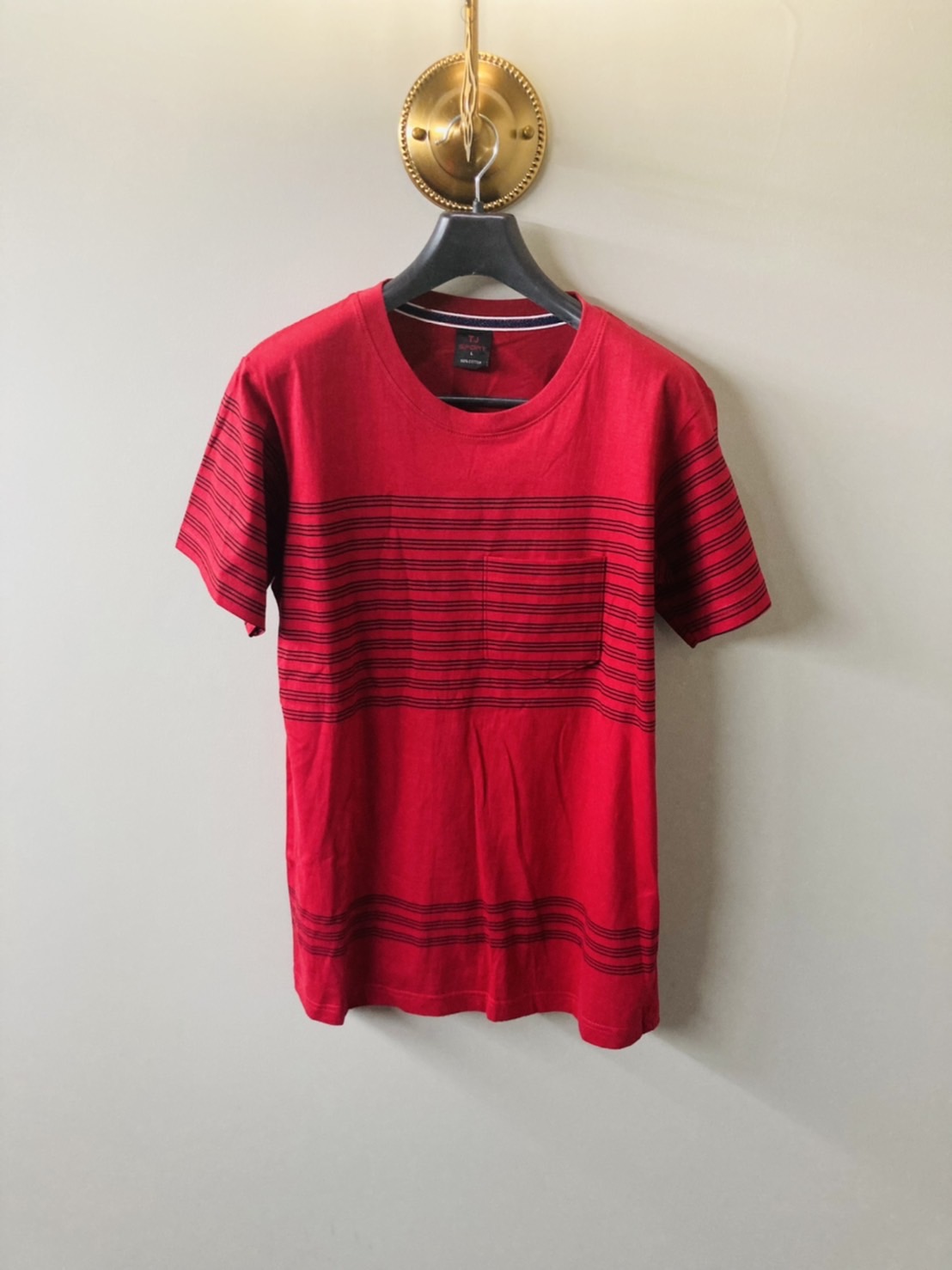 G 220473 เสื้อยืดคอกลมแดงลายขวางดำ TJ SPORT ราคาเช่า 30 บาท ต่อ 1 วัน