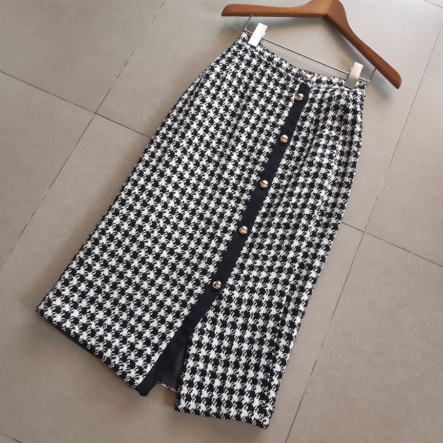 กระโปรงยาวผ้าทวีตลายชิโนริสีดำ