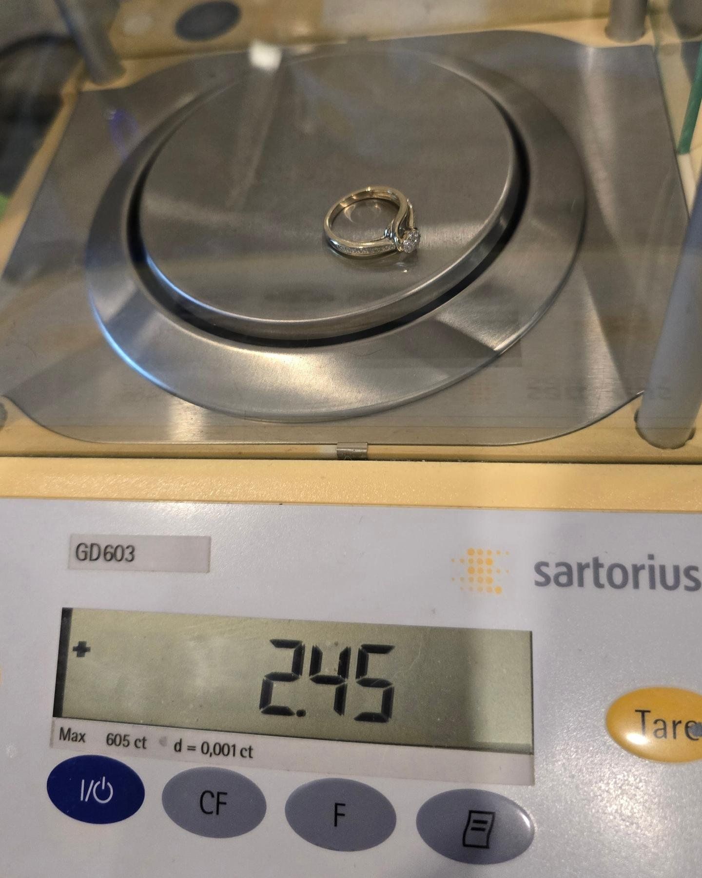 แหวนทองคำ 9K เพชรเกสร 7 เม็ด รวม 14 ตัง น้ำ 96-97 ความสะอาด i2-i3 เพชรกุหลาบ 0.25 ตัง 6 เม็ด รวม 1.5 ตัง ไซส์ 49 น้ำหนัก 2.45 กรัม ราคา 3,250.-(Net)