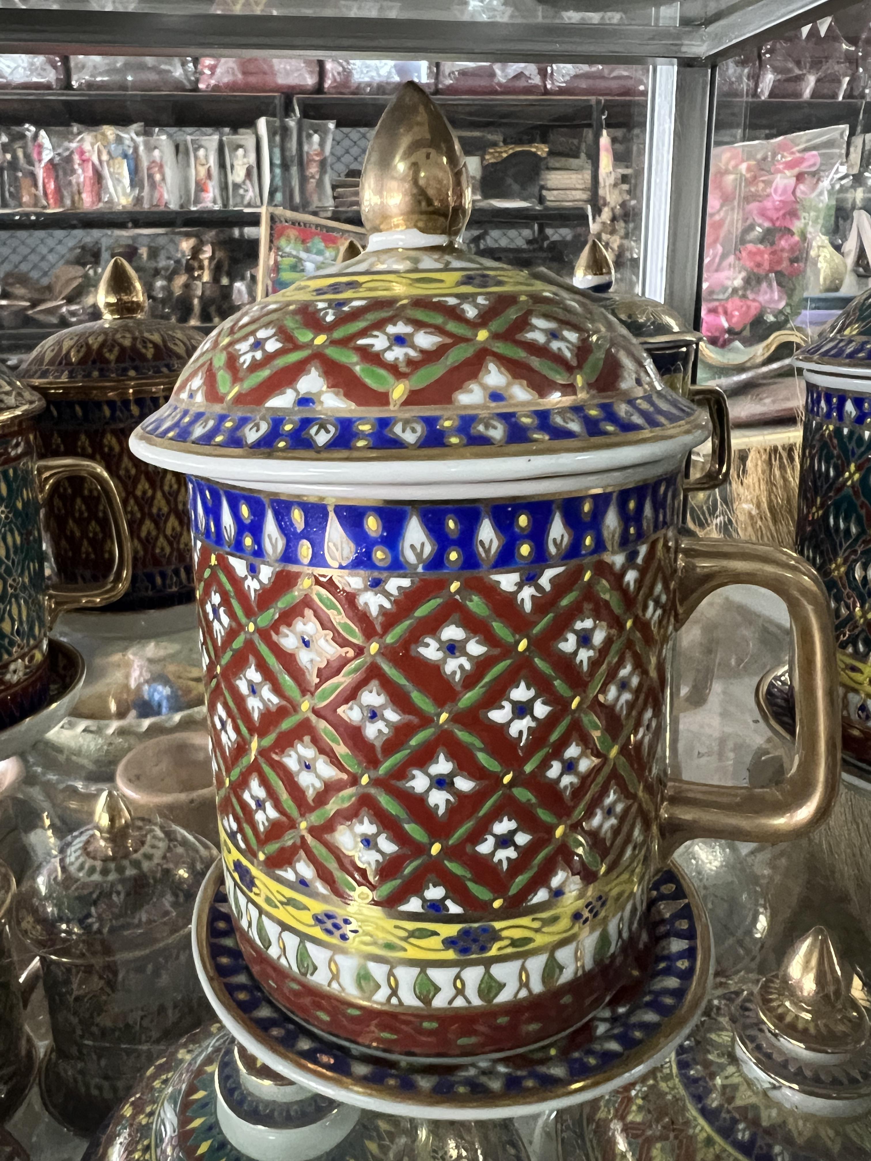 แก้วมัคฝาปิดเบญจรงค์