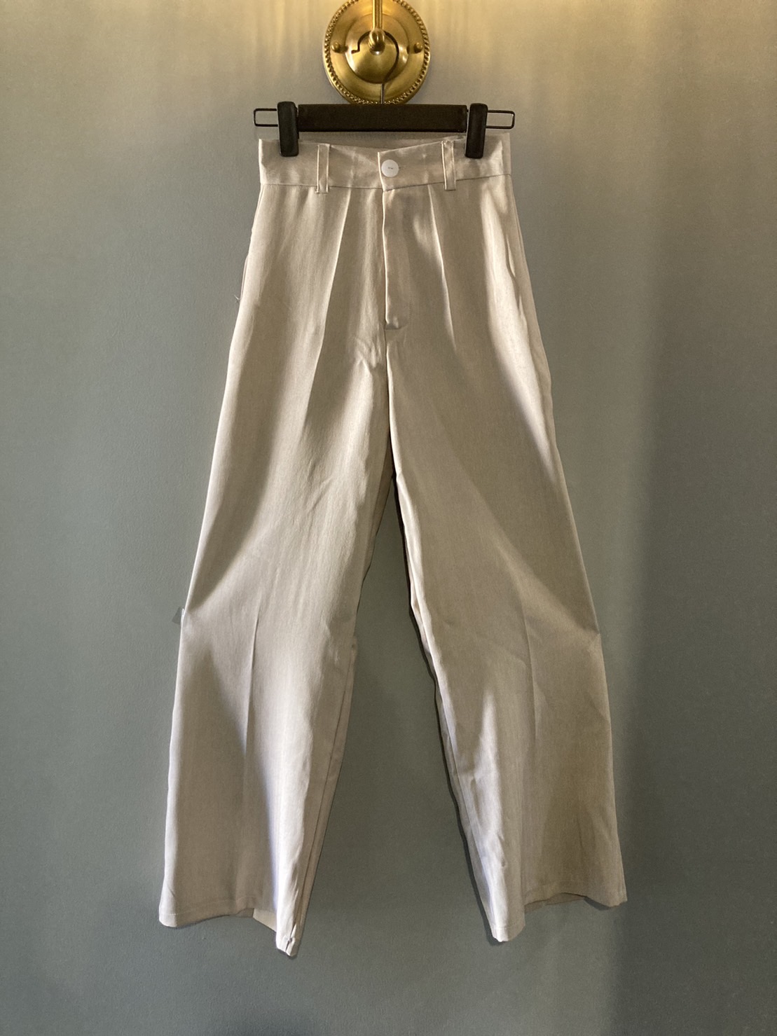 G 220658 กางเกงขายาวสีครีม ราคาเช่า 30 บาท ต่อ 1 วัน