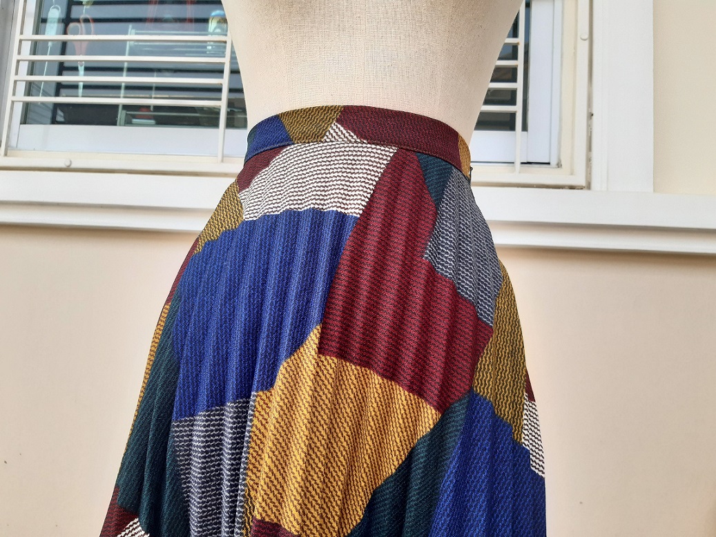 กระโปรงพลีทยาวลายกราฟฟิค