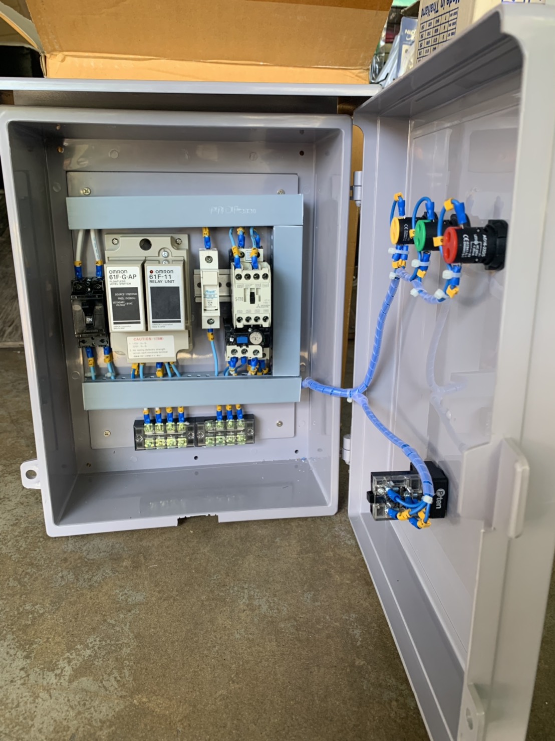 ตู้ควบคุมปั๊มน้ำ 3 Hp 220v ทำงานร่วมกับ Floatless level switch ( อิเล็กโทรด 3 ก้าน ) ตู้พลาสติก