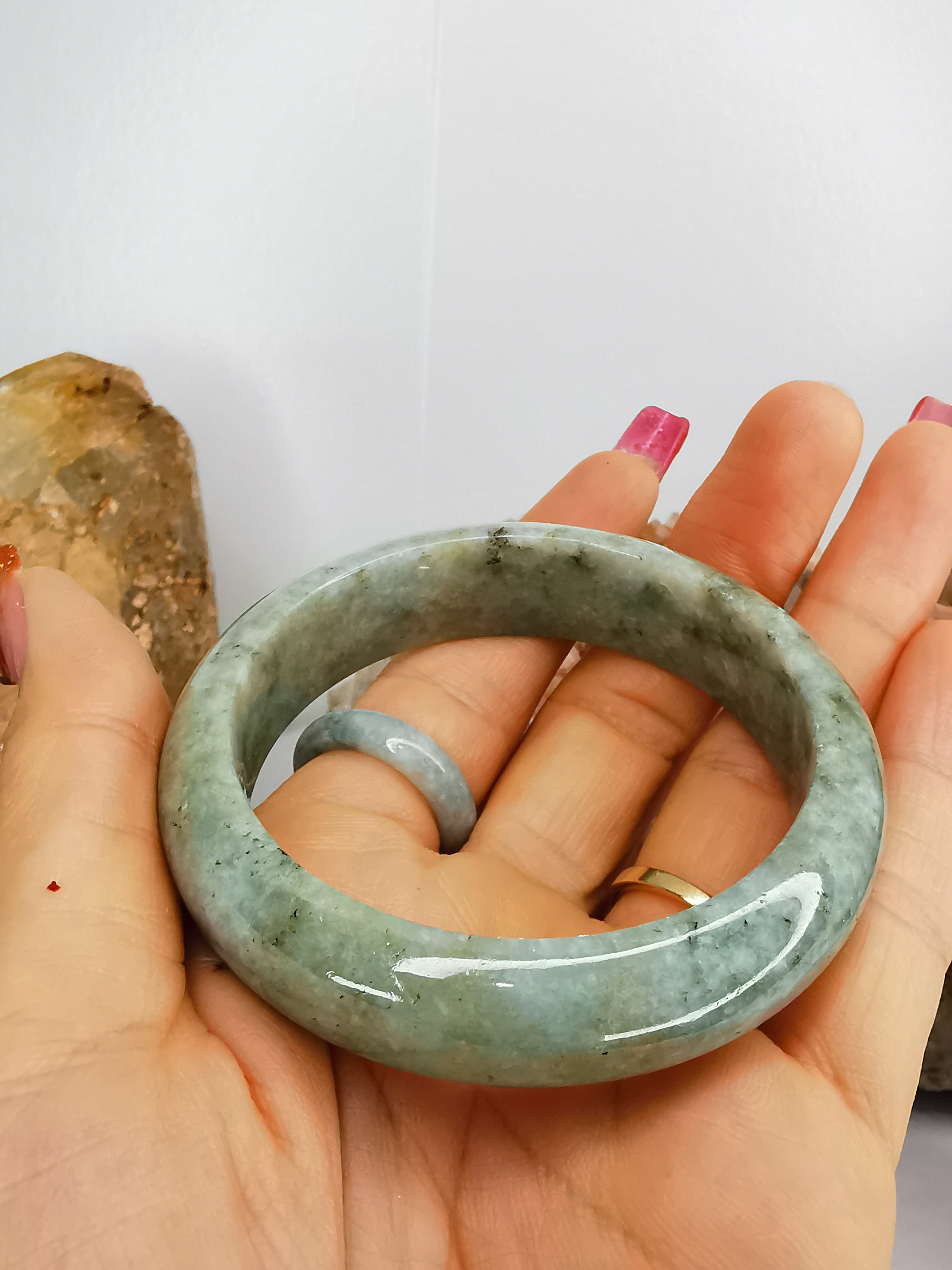 Green Yellow Bangle กำไลหยกเจไดต์แท้ Diameter/ เส้นผ่านศูนย์กลางด้านใน 53 mm.