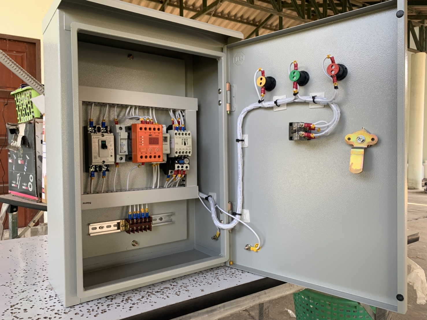 ตู้ควบคุมปั๊มน้ำขนาด 1 Hp 220v ตั้งเวลา ตู้เหล็กกันน้ำชั้นเดียว มีป้องกันไฟตกไฟเกิน