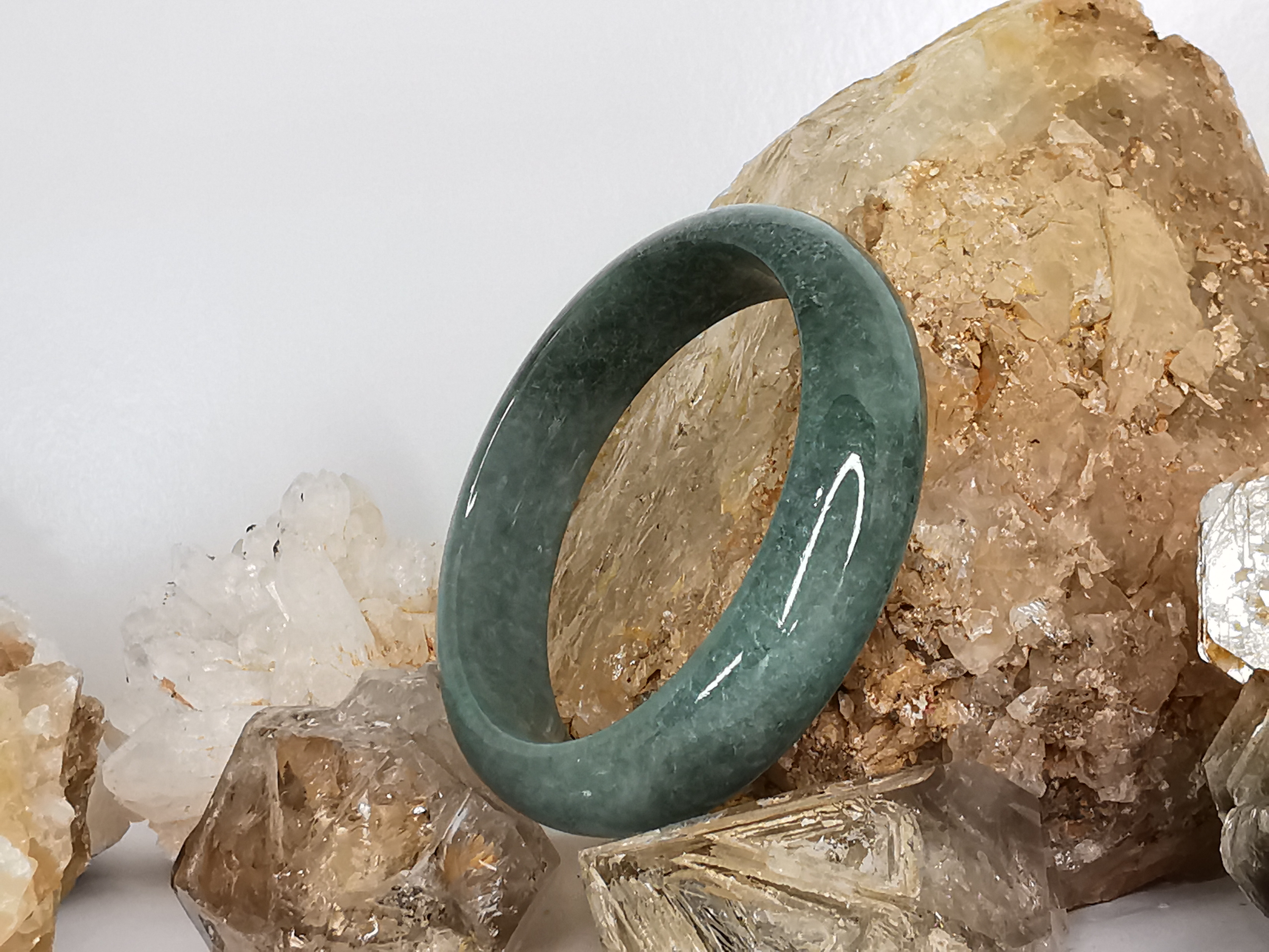 Green Bangle กำไลหยกเจไดต์แท้ Diameter/ เส้นผ่านศูนย์กลางด้านใน 55 mm.