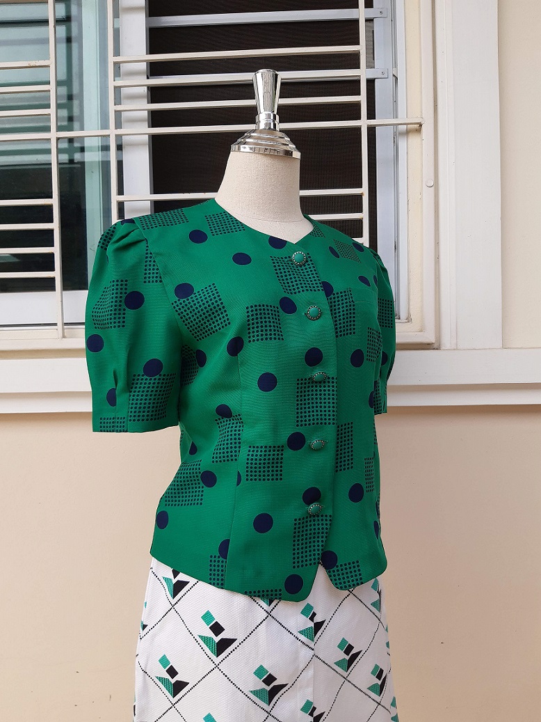 เสื้อวินเทจสีเขียวลายจุดสีกรมท่า