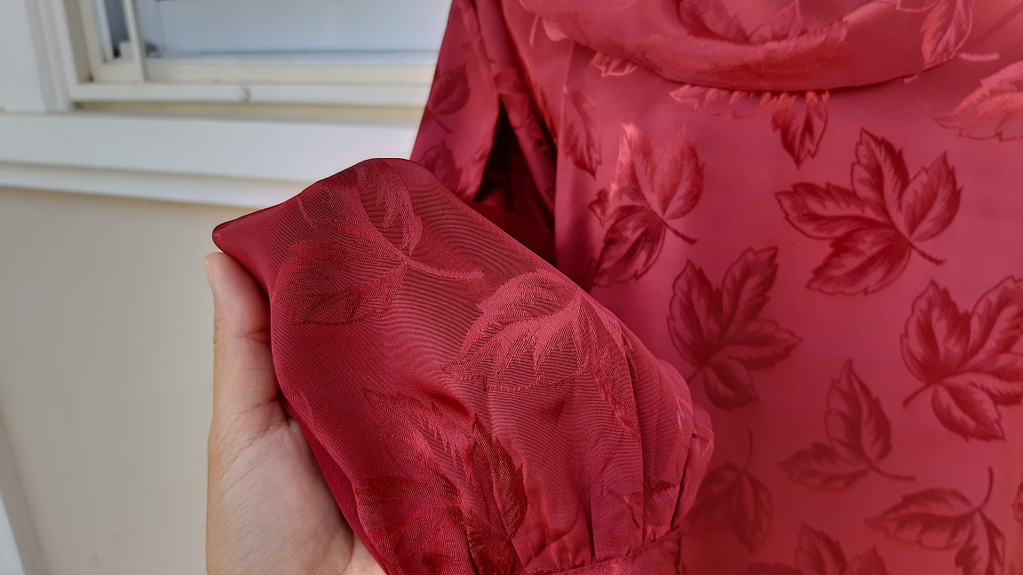 เสื้อวินเทจซาตินสีแดง