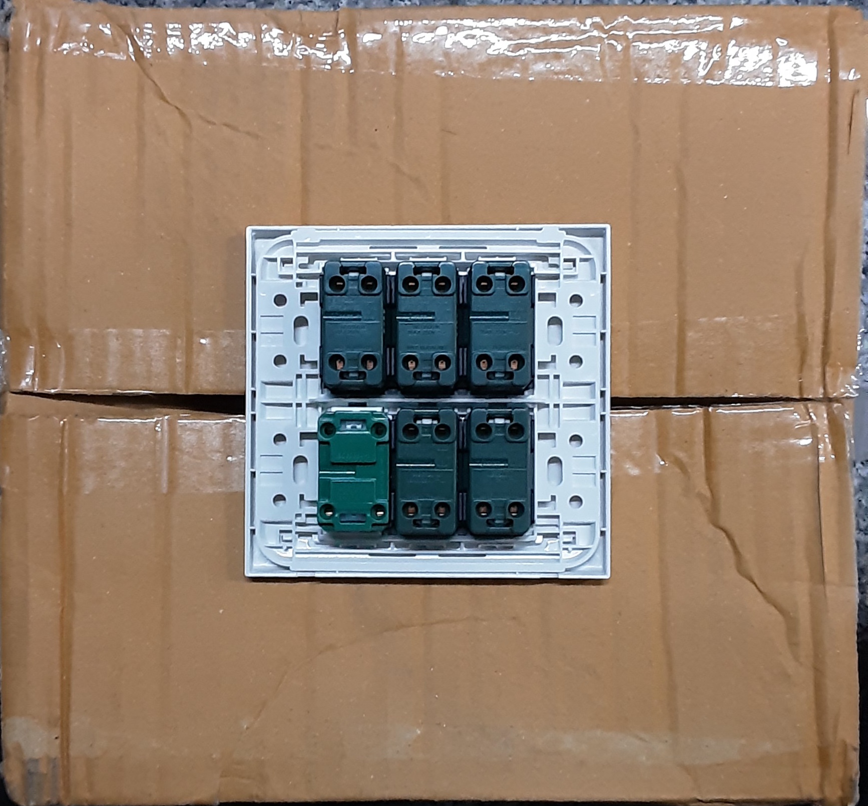 ชุดสวิตซ์ไฟสำเร็จ Panasonic เต้ารับเดียว 1 ช่อง สวิตซ์ 5 ช่อง พร้อมหน้ากาก 6 ช่อง บล็อกลอย4x4 สีขาว