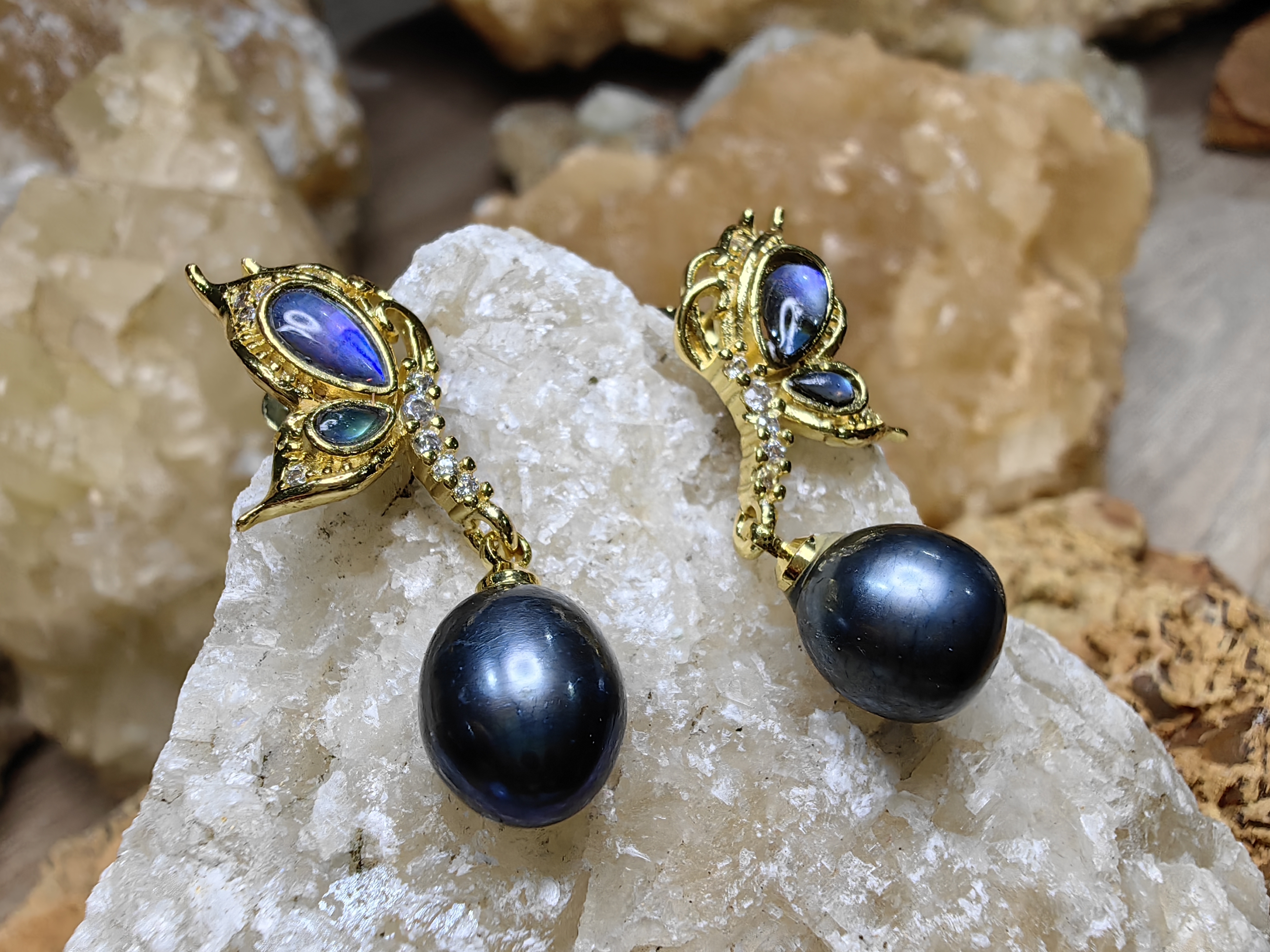 ต่างหูไข่มุกเลี้ยงธรรมชาติ เปลือกหอย เพชรสวิส Natural Cultured Pearl Mother of Pearl Swiss Diamond Earrings