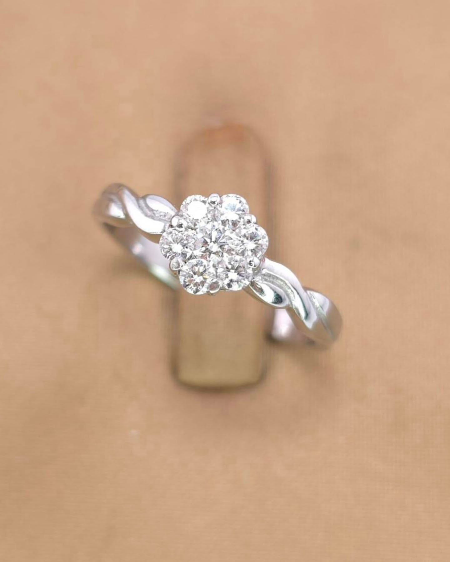 แหวนทองคำขาว 18K เพชรเกสร 8 ตัง 1 เม็ด 4 ตัง 6 เม็ด รวม 32 ตัง น้ำ 97-99 ความสะอาด vvs ไซส์ 52 น้ำหนัก 2.62 กรัม ราคา 8500.-(Net)