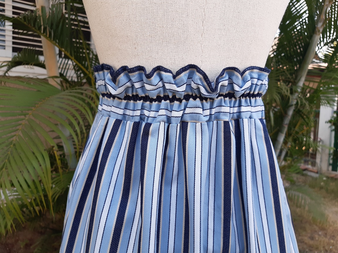 กระโปรงสีฟ้า