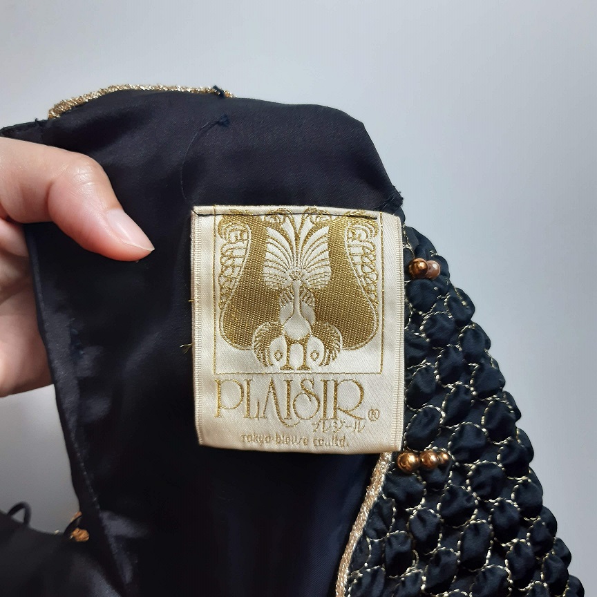 เสื้อแขนพองสีดำ เดินด้ายสีทอง ใส่ออกงาน