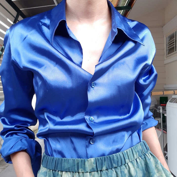 เสื้อเชิ้ตผ้าซาตินสีน้ำเงิน