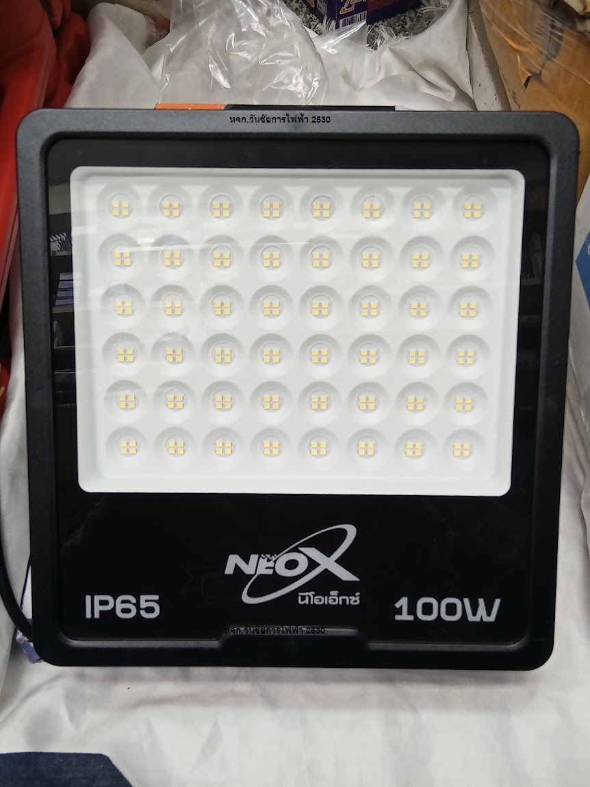 ไฟสปอร์ตไลท์ LED 100W แสงขาว neox ใช้ไฟฟ้า 220V รุ่น DELUX ประกัน1ปี