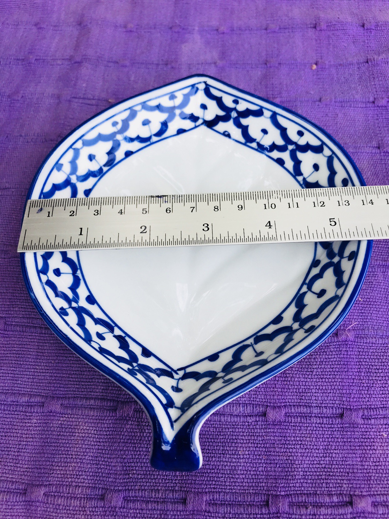 จานใบไม้ลายไทยเล็ก