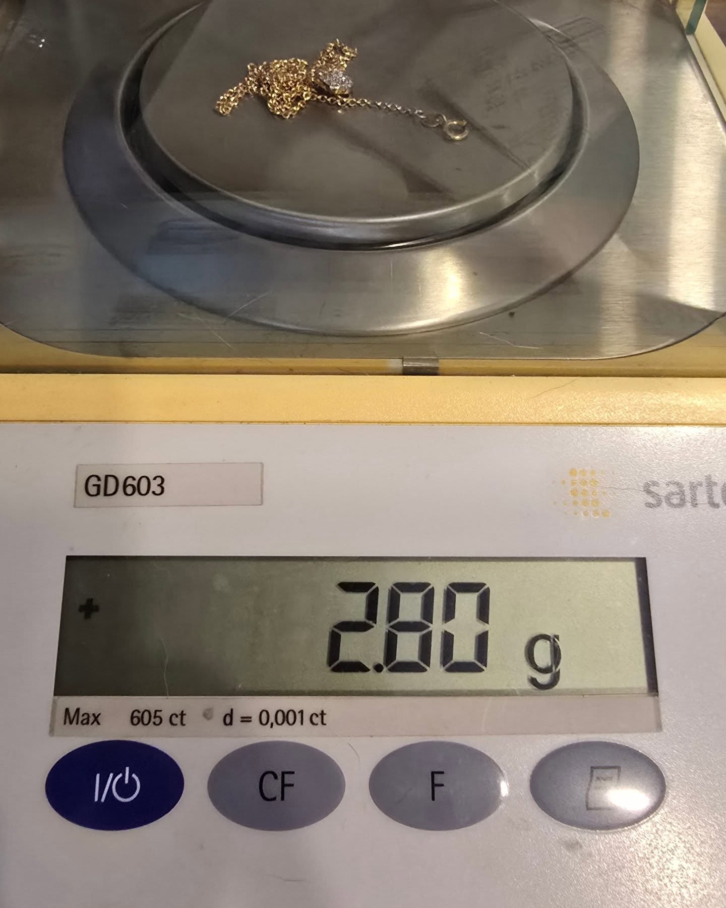 🚫ปิดการขาย(SoIdOut)🚫สร้อยคอทองคำ 9K เพชรเกสร 1 ตัง 19 เม็ด รวม 19 ตัง น้ำ 96-97 ความสะอาด vvs-vs ความยาวใส่ได้ 2 ระดับ 16.15, 18.5 นิ้ว (41,47ซม) น้ำหนัก 2.8 กรัม ราคา 6,250.-(Net)