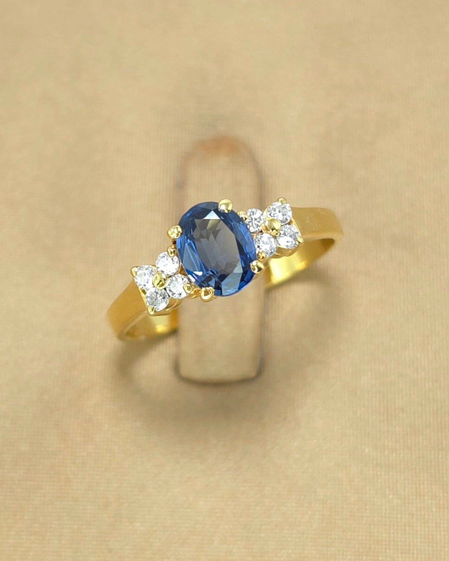 🚫ปิดการขาย(SoIdOut)🚫แหวนทองคำ 18K พลอยไพลินขนาด 6.5×5 มิล 1 เม็ด เพชรเกสร 1.8 ตัง 8 เม็ด รวม 14.4 ตัง น้ำ 96-97 ความสะอาด vvs-vs ไซส์ 53 น้ำหนัก 2.89 กรัม ราคา 8,500.-(Net)