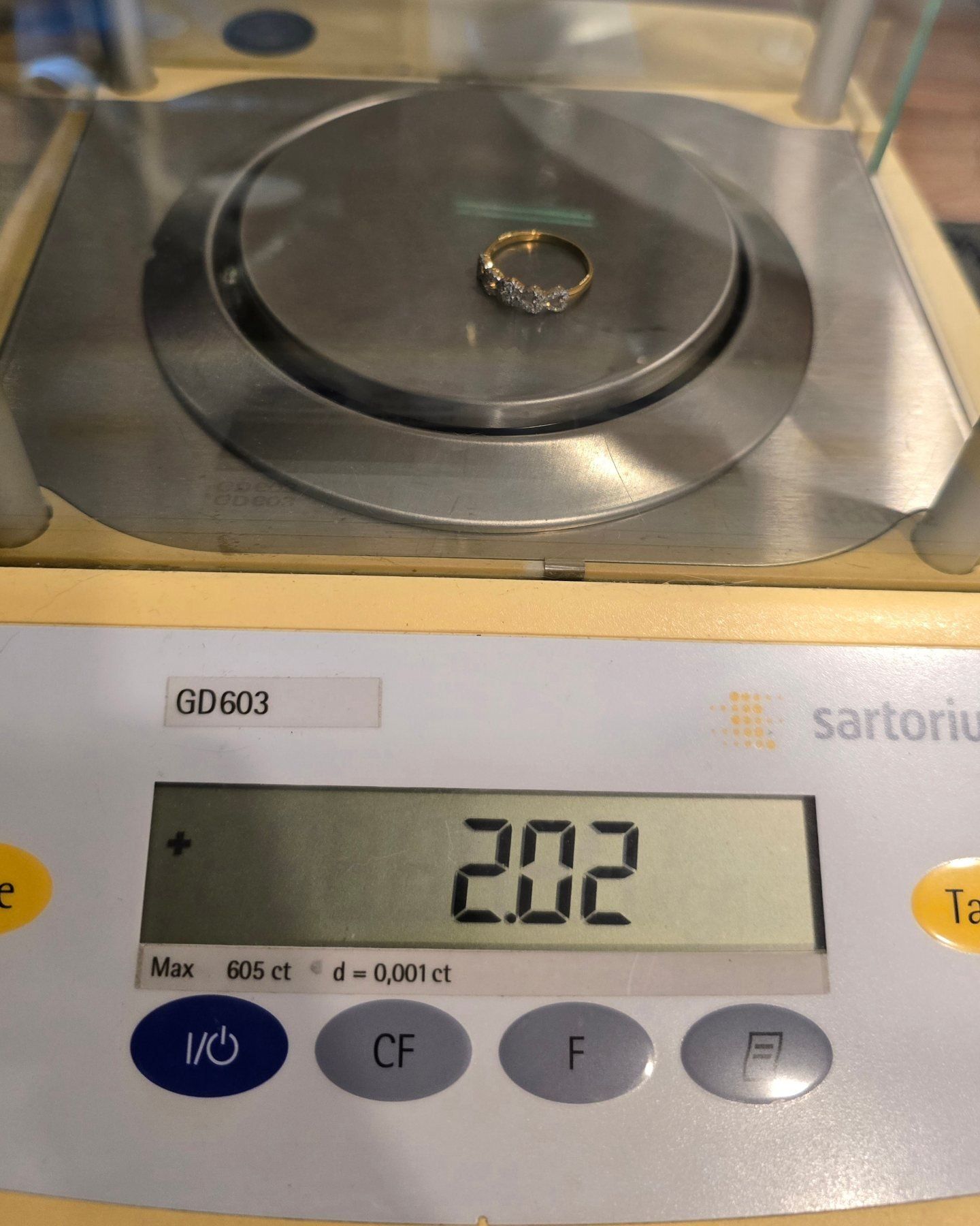 🚫ปิดการขาย(SoIdOut)🚫แหวนทองคำ 18K เพชรเกสร 3 ตัง 1 เม็ด 1 ตัง 6 เม็ด 0.33 ตัง 40 เม็ด รวม 22.2 ตัง น้ำ 96-97 ความสะอาด vvs-vs ไซส์ 53 น้ำหนัก 2.02 กรัม ราคา 6,750.-(Net)