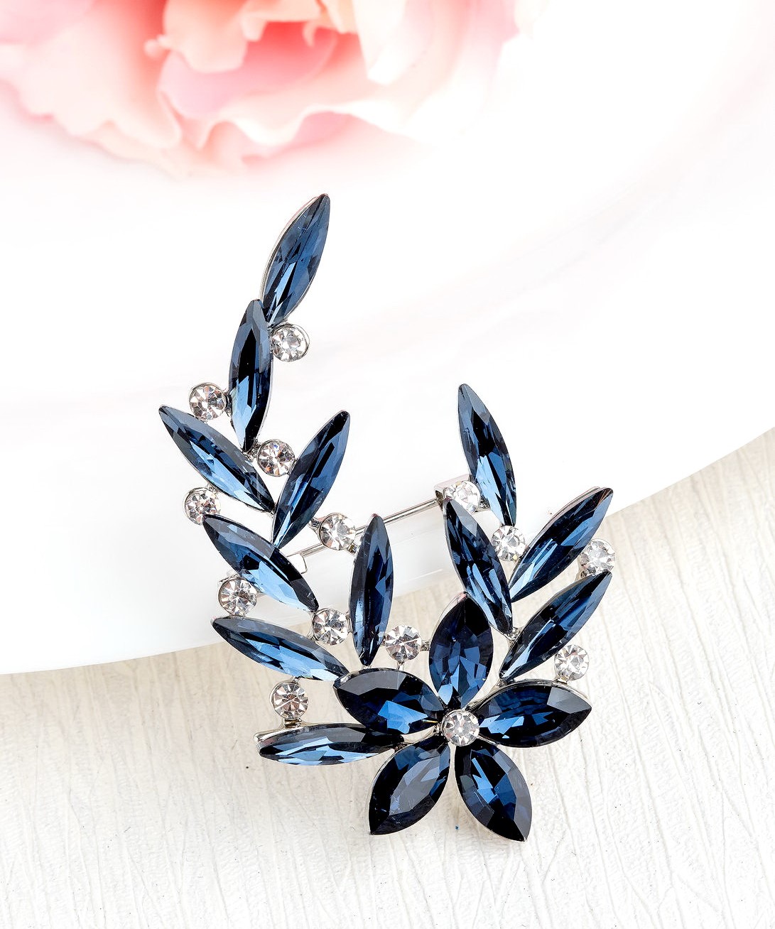 SAPPHIRE DIAMOND BROOCH 18K WHITE GOLD เข็มกลัดเพชร ไพลิน ทอง 18K Pre-order