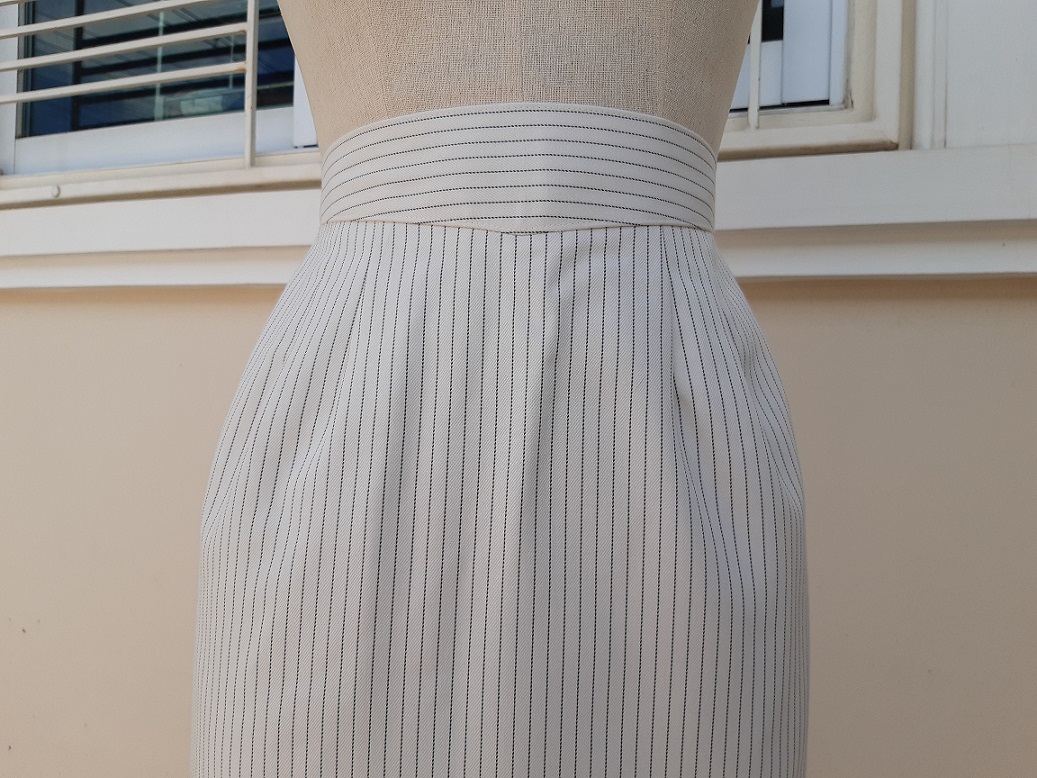 กระโปรงเอวสูงลายทางสีขาว