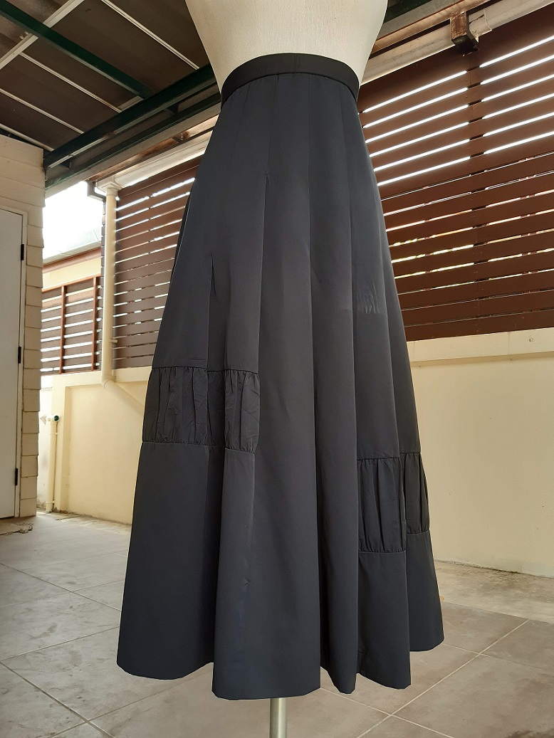 กระโปรงยาวคลุมเข่าสีดำ งานแบบเก๋ไก๋สไตล์ญี่ปุ่น