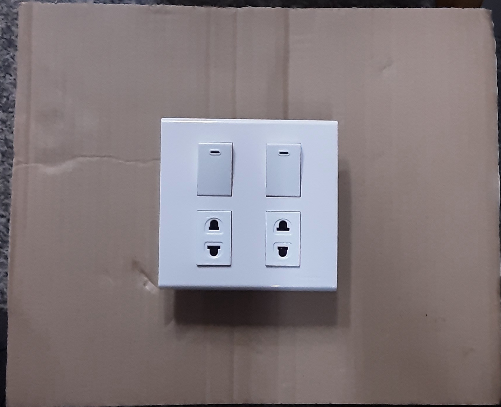 ชุดสวิตซ์ไฟสำเร็จ Panasonic เต้ารับเดียว 2 ช่อง สวิตซ์ 2 ช่อง พร้อมหน้ากาก 4 ช่อง บล็อกลอย4x4 สีขาว