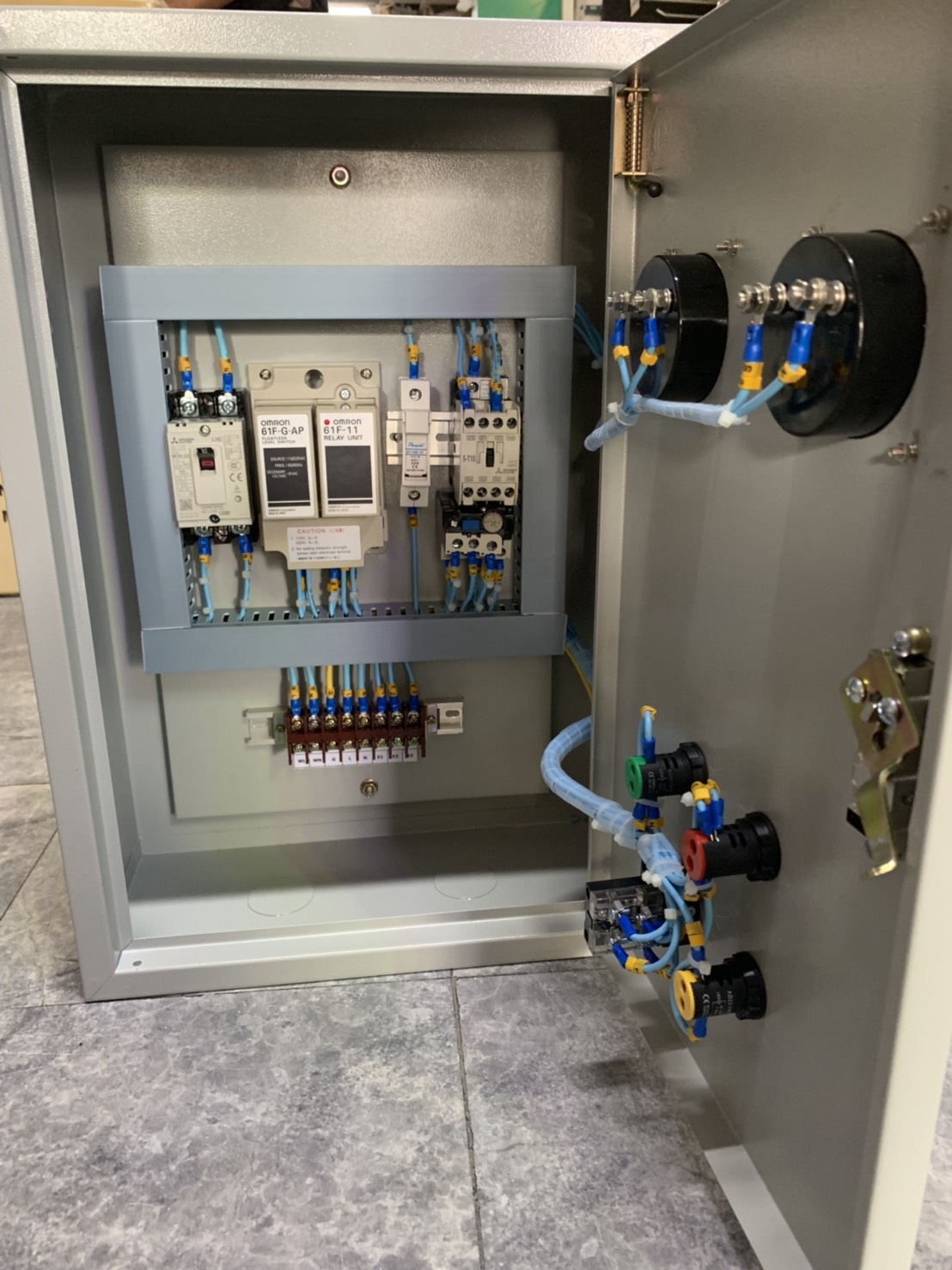 ตู้ควบคุมปั๊มน้ำ 3Hp 220v ทำงานร่วมกับ Floatless level switch ( อิเล็กโทรด 3 ก้าน )