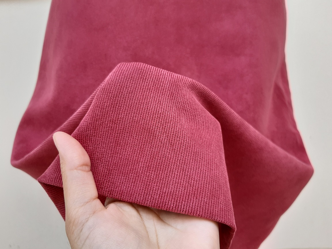 กระโปรงลูกฟูกสีแดงเบอรี่