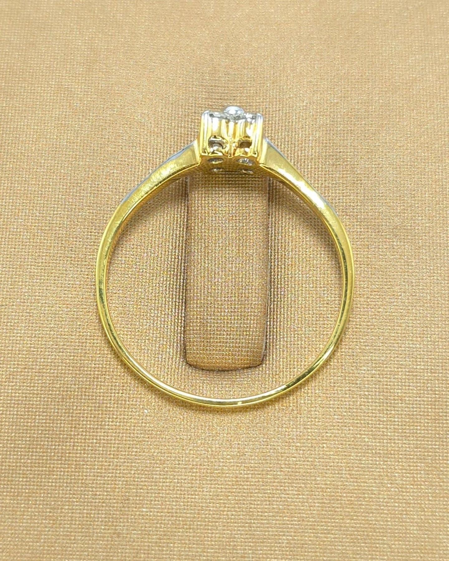 แหวนทองคำ 18K เพชรเกสร 7 ตัง 4 เม็ด 0.5 ตัง 10 เม็ด รวม 33 ตัง น้ำ 96-98 ความสะอาด vvs-vs ไซส์ 59 น้ำหนัก 2.38 กรัม ราคา 8,200.-(Net)