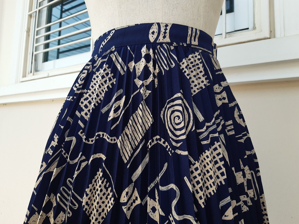 กระโปรงพลีทสั้นสีน้ำเงินเข้มลายกราฟฟิค