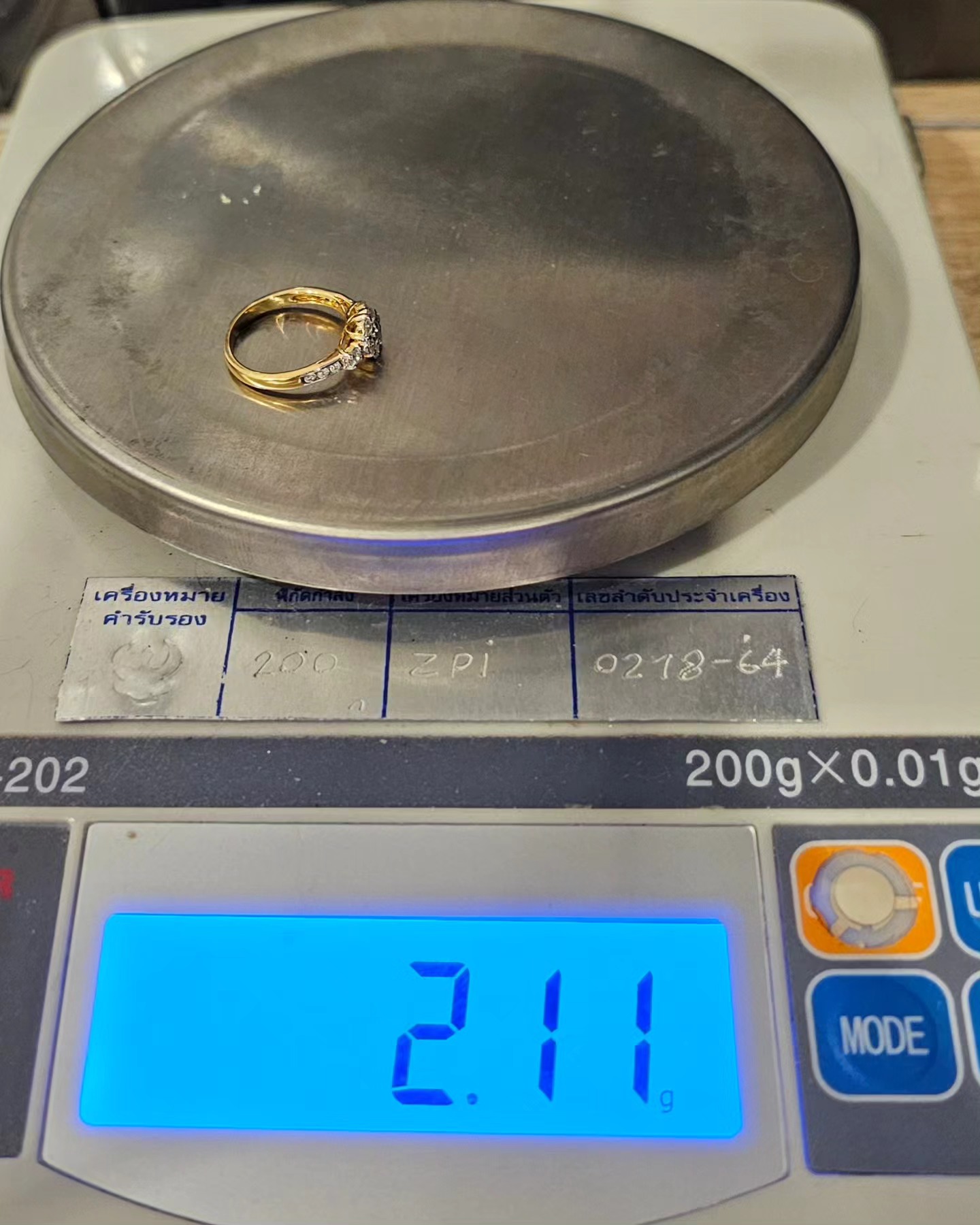 แหวนทองคำ 18K เพชรเกสร 5 ตัง 2 เม็ด 4 ตัง 7 เม็ด 1.5 ตัง 6 เม็ด รวม 47 ตัง น้ำ 98-100 ความสะอาด vvs ไซส์ 47 น้ำหนัก 2.11 กรัม ราคา 8900.-(Net)