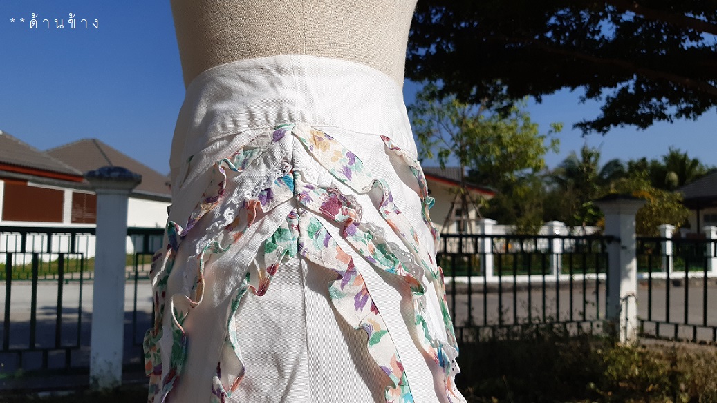 กระโปรงยีนส์สีขาว