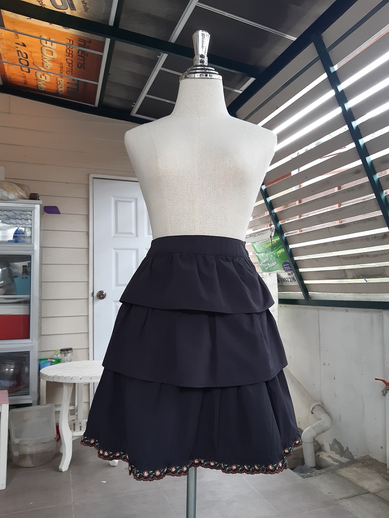 กระโปรงระบายชั้นๆ สีดำ ชายปักดอกไม้