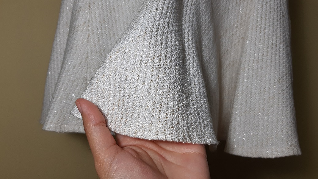 กระโปรงผ้าทวีตทรงหางปลาสีครีม