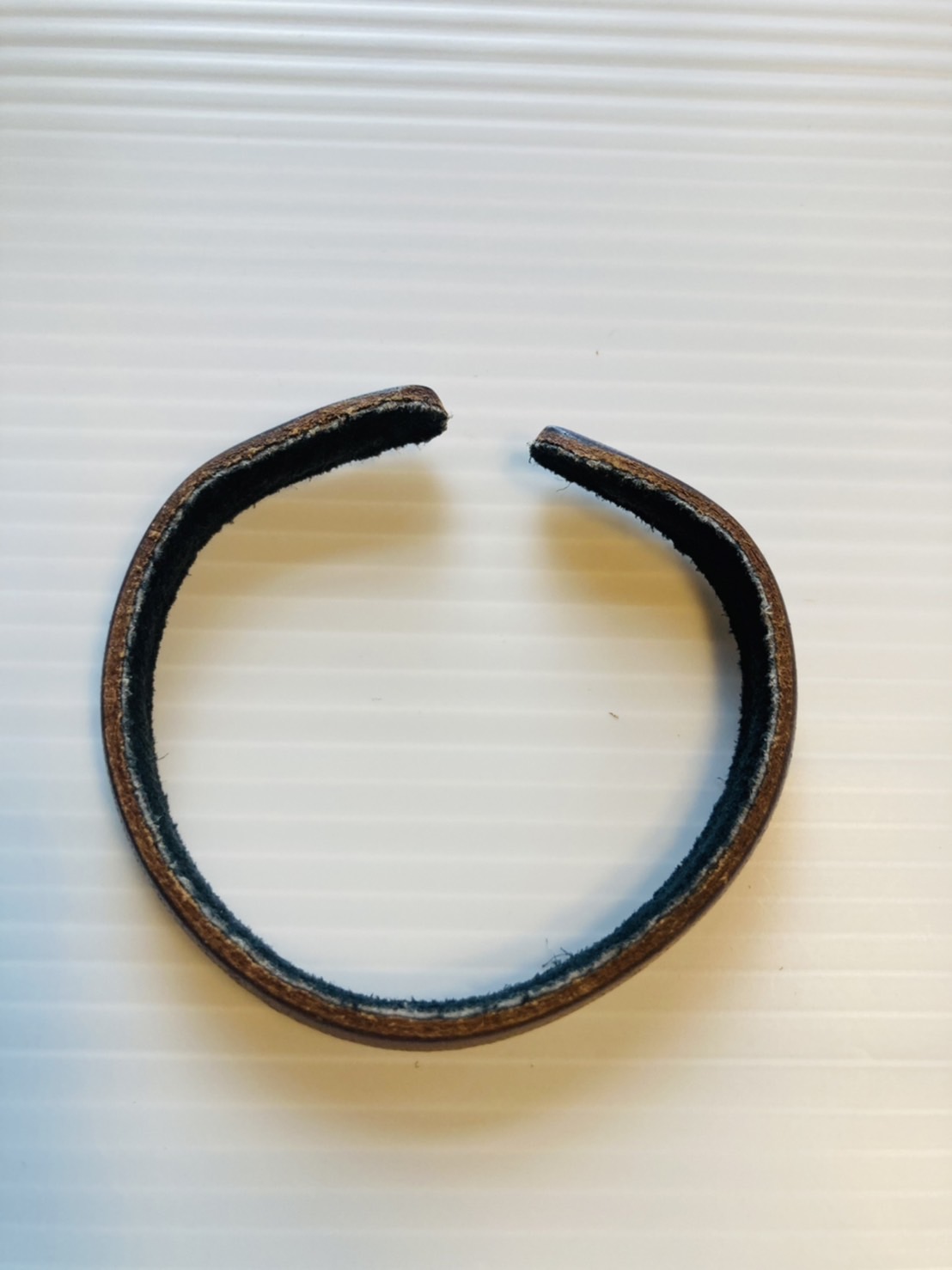 G 210286 กำไลข้อมือหนัง ราคาเช่า 30 บาท ต่อ 1 วัน