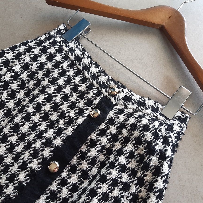 กระโปรงยาวผ้าทวีตลายชิโนริสีดำ