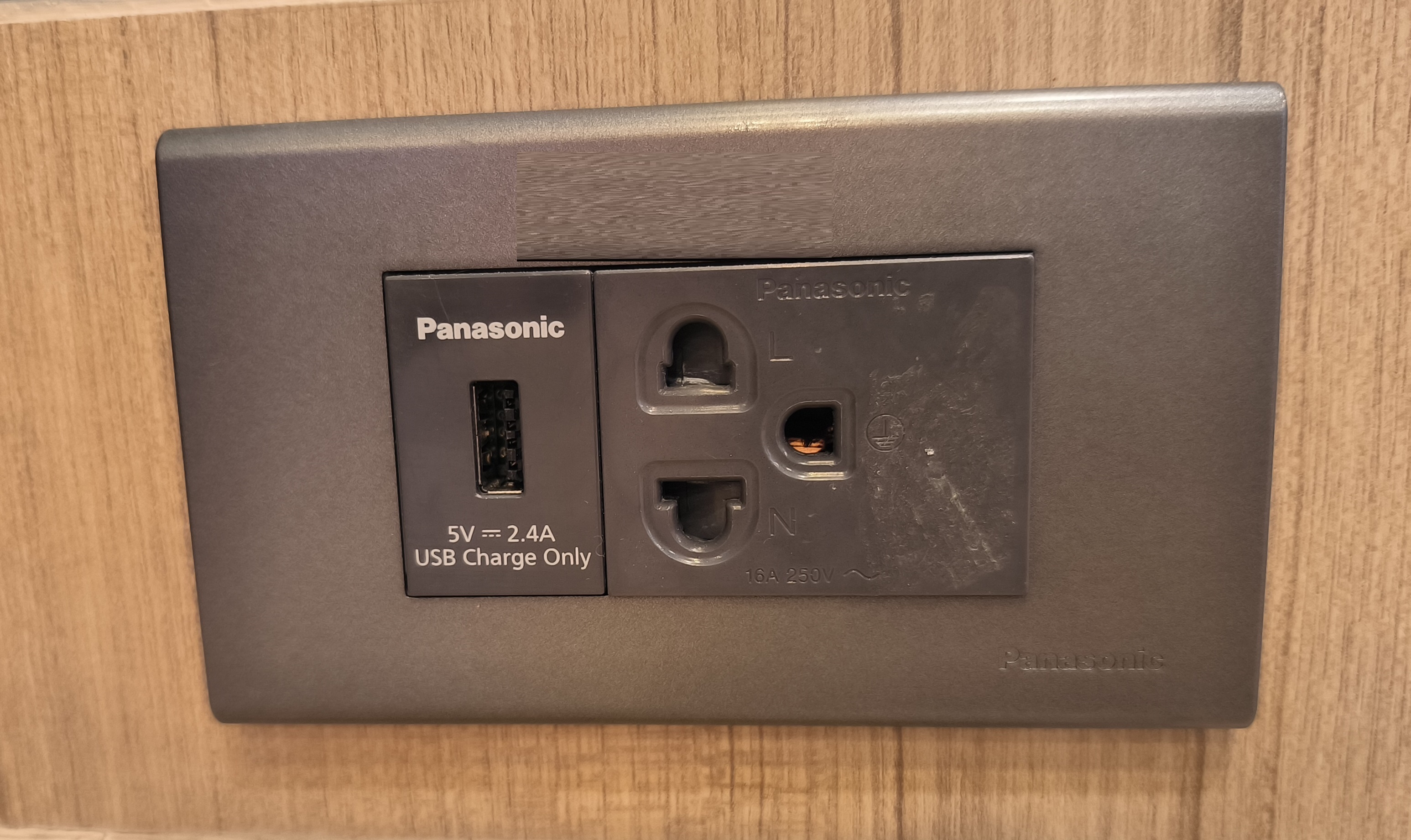 PANASONIC เต้ารับคู่ 3 ขากลม เต้ารับ USB + ปลั๊ก มีสีขาว และ สีเทา