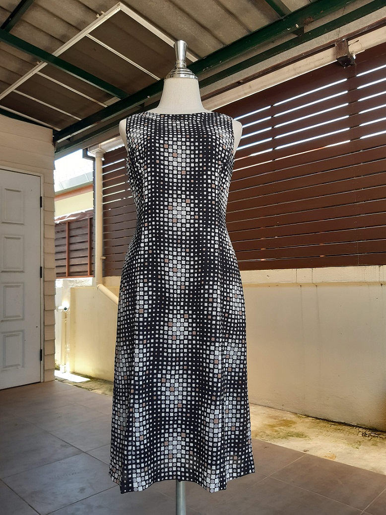 เดรสญี่ปุ่นมือสองลายกราฟฟิคสีดำ ผ้าชีฟองแขนกุด