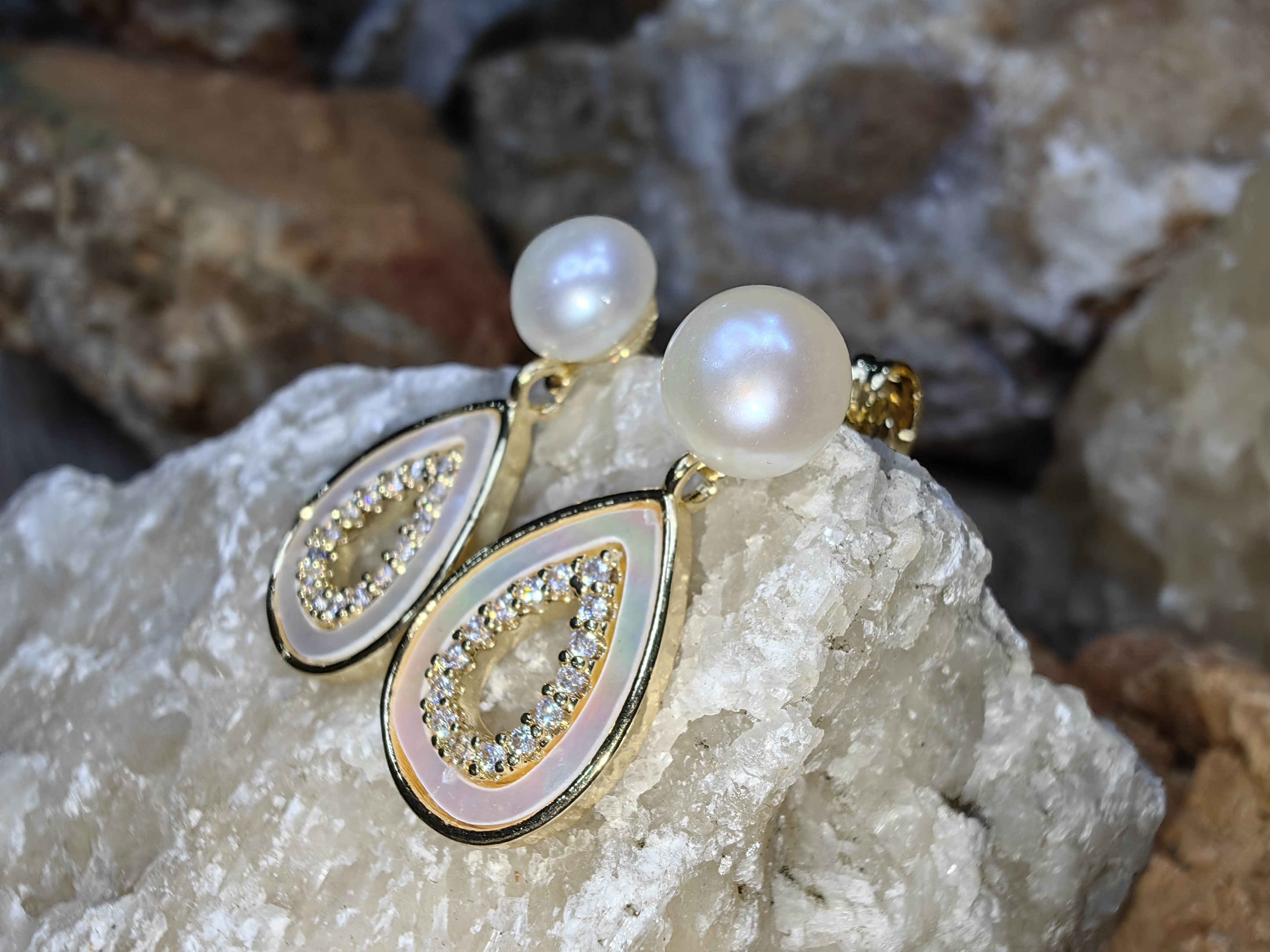 ต่างหูไข่มุกเลี้ยงธรรมชาติ เปลือกหอย เพชรสวิส Natural Cultured Pearl Mother of Pearl Swiss Diamond Earrings