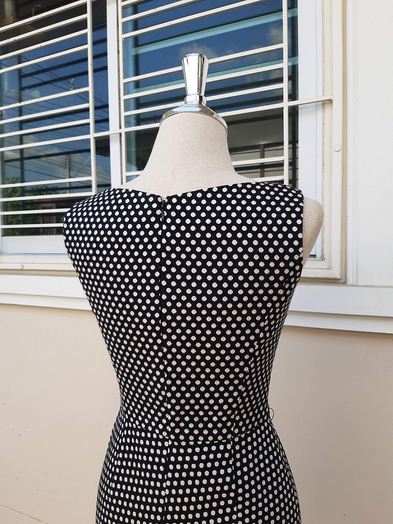 เดรสแขนกุดเข้ารูปสีดำลายจุด