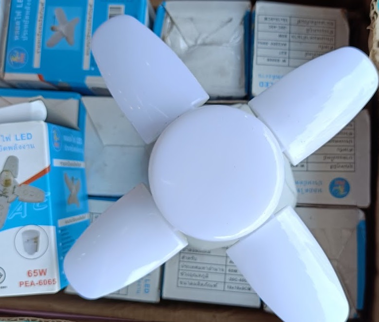 หลอดไฟใบพัด ไฟดอกไม้ 4แฉก ไฟ5IN1 E27 65W LED BULB แสงขาว Daylight ไฟเพดาน ไฟบ้าน 220V พับเก็บได้